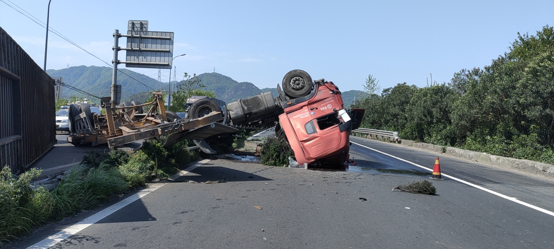 集裝箱翻車事故現場1.jpg